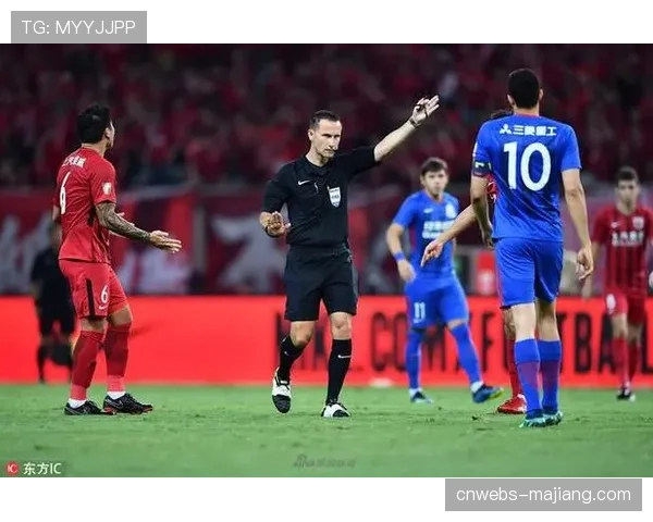 激烈对抗！上海德比上半场出现5张黄牌