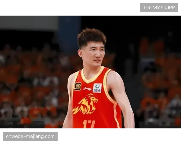 特写:终场哨响,孙铭徽独自坐在空荡的球场中央 特写:终场哨响,孙铭徽独自坐在空荡的球场中央